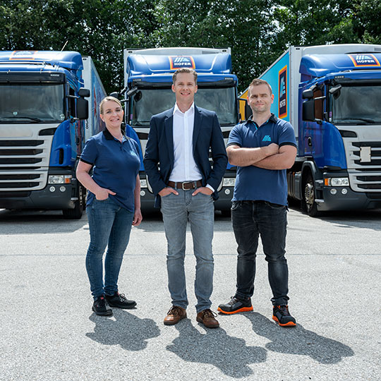 Mitarbeitende vor unserem LKW-Fuhrpark Mitarbeitende vor unserem LKW-Fuhrpark