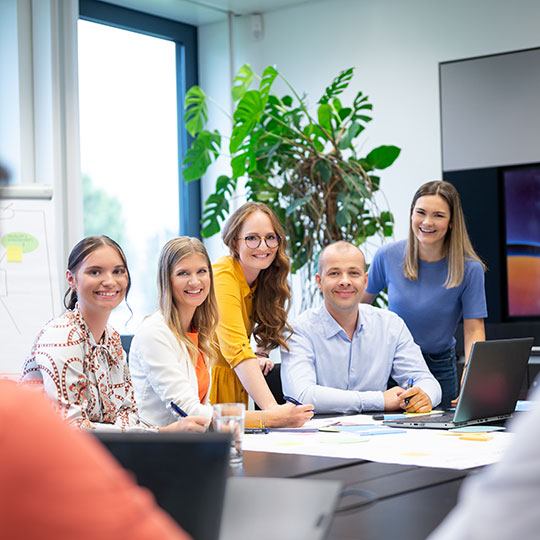 Team-Abstimmung Gruppe aus Mitarbeitenden bei einer Besprechung im Büro