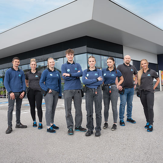 Filialteam vor der Filiale Filialteam vor der Filiale